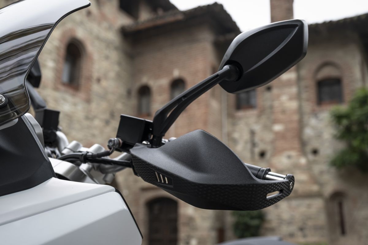 SYM ADX 300: lo scooter adventure che gioca a fare il GT