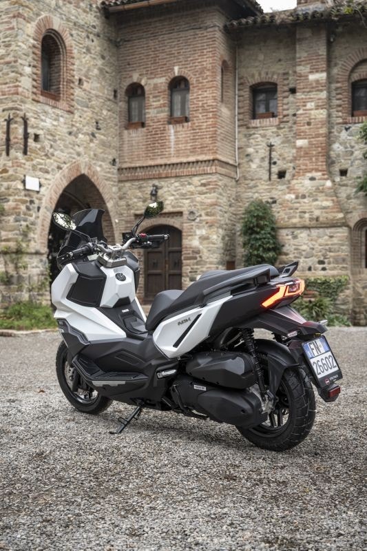 SYM ADX 300: lo scooter adventure che gioca a fare il GT