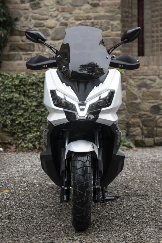 SYM ADX 300: lo scooter adventure che gioca a fare il GT
