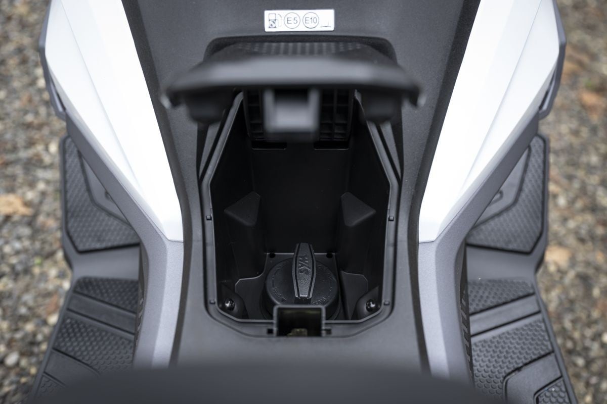 SYM ADX 300: lo scooter adventure che gioca a fare il GT