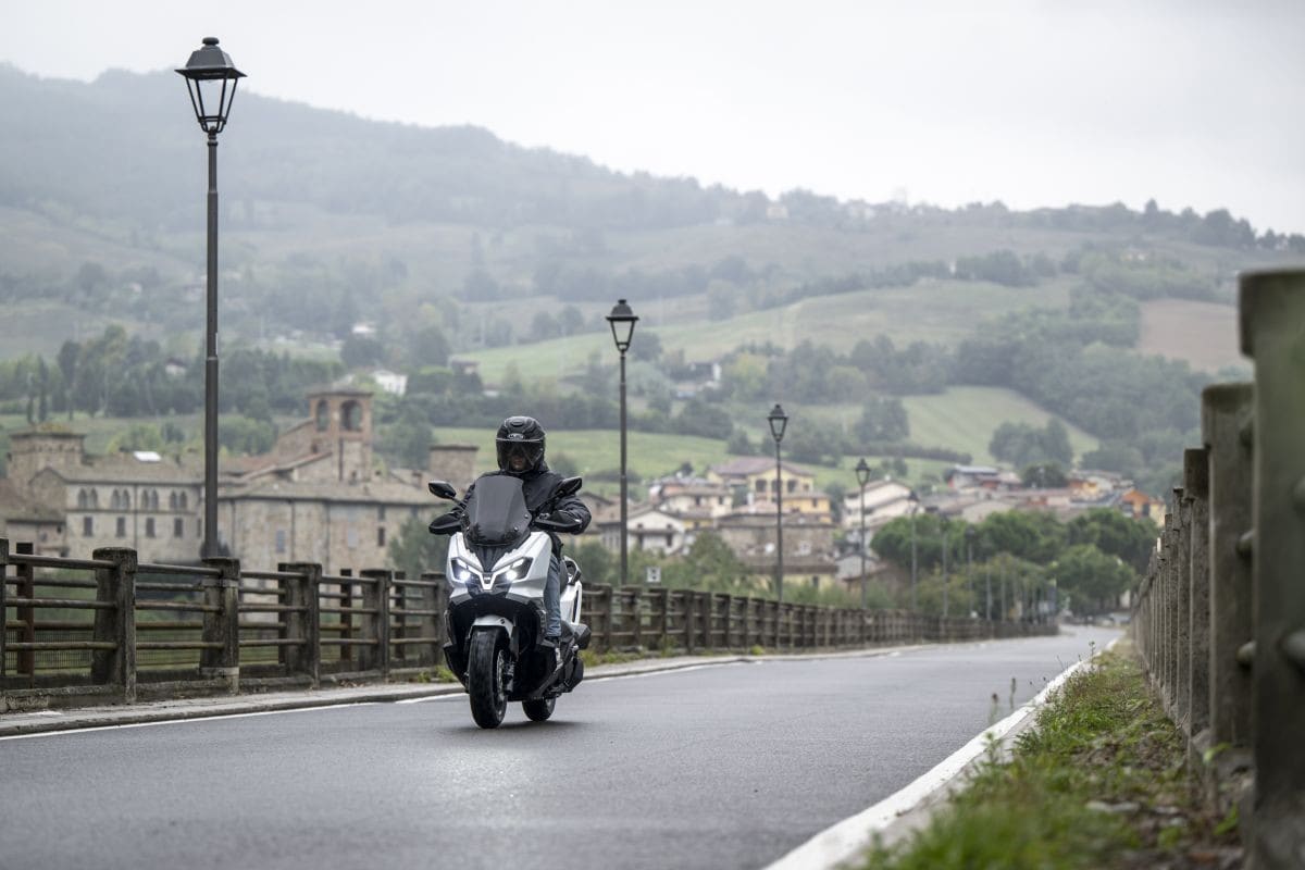 SYM ADX 300: lo scooter adventure che gioca a fare il GT