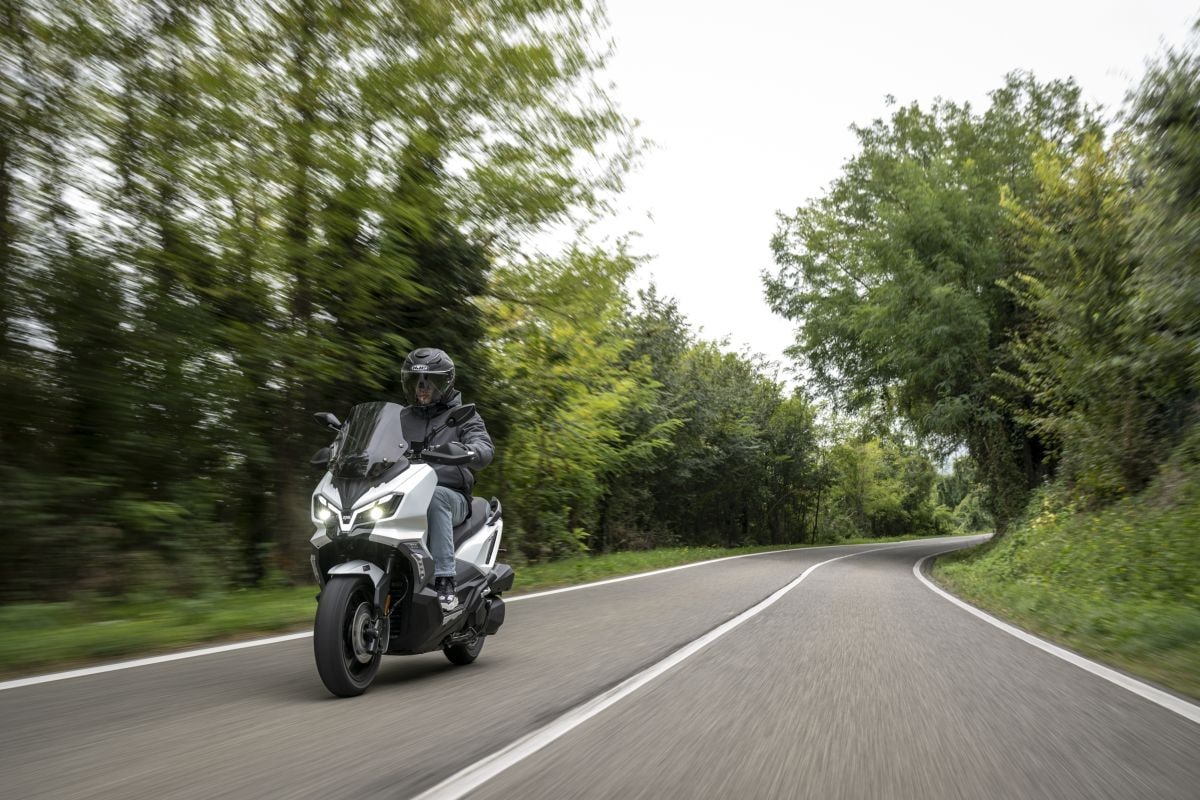 SYM ADX 300: lo scooter adventure che gioca a fare il GT