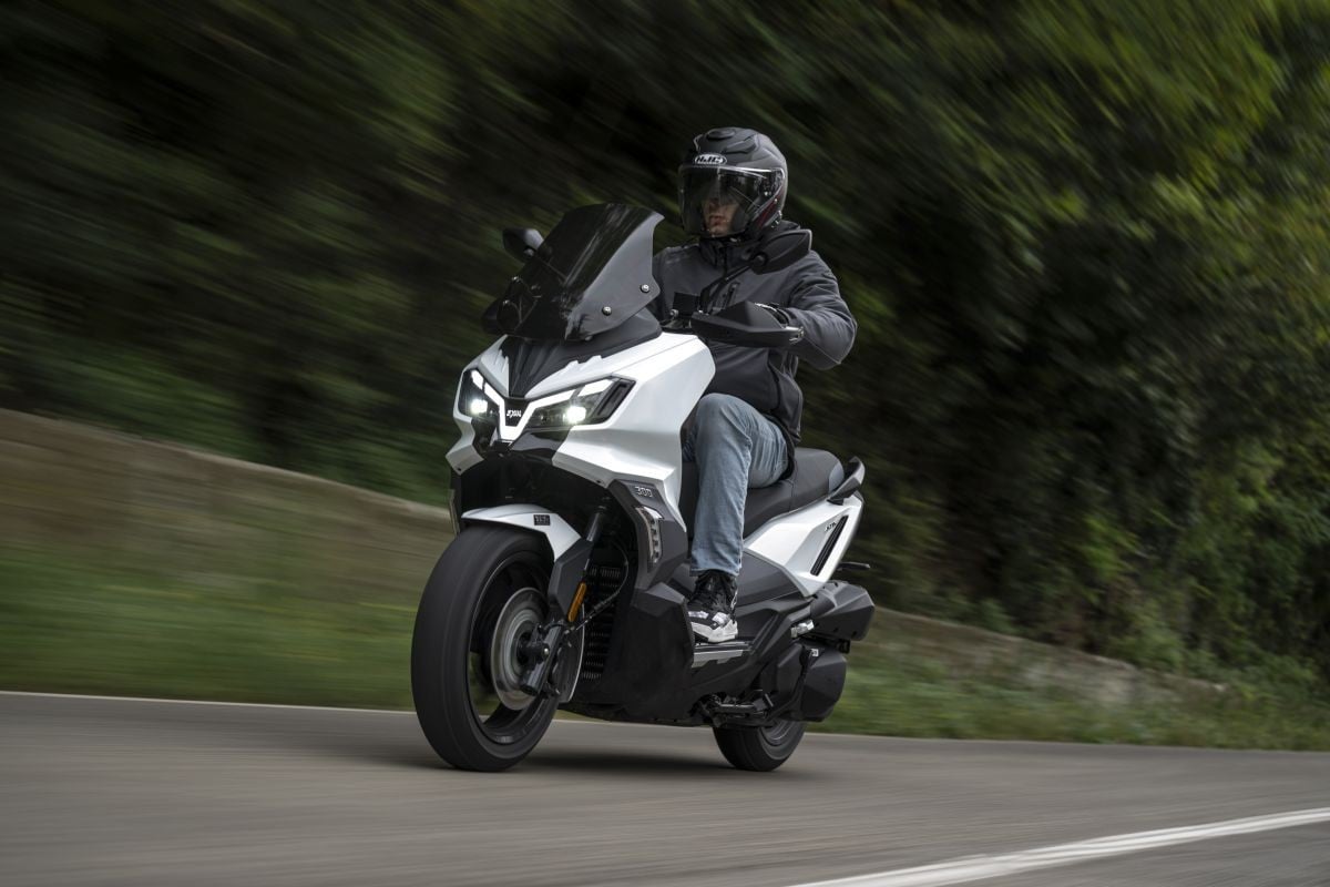 SYM ADX 300: lo scooter adventure che gioca a fare il GT