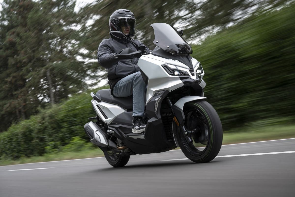 SYM ADX 300: lo scooter adventure che gioca a fare il GT
