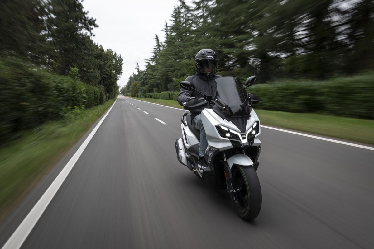 SYM ADX 300: lo scooter adventure che gioca a fare il GT