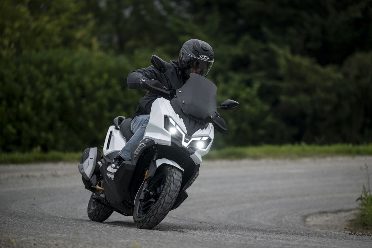 SYM ADX 300: lo scooter adventure che gioca a fare il GT