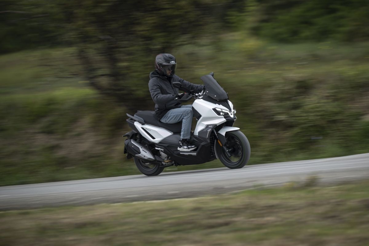 SYM ADX 300: lo scooter adventure che gioca a fare il GT