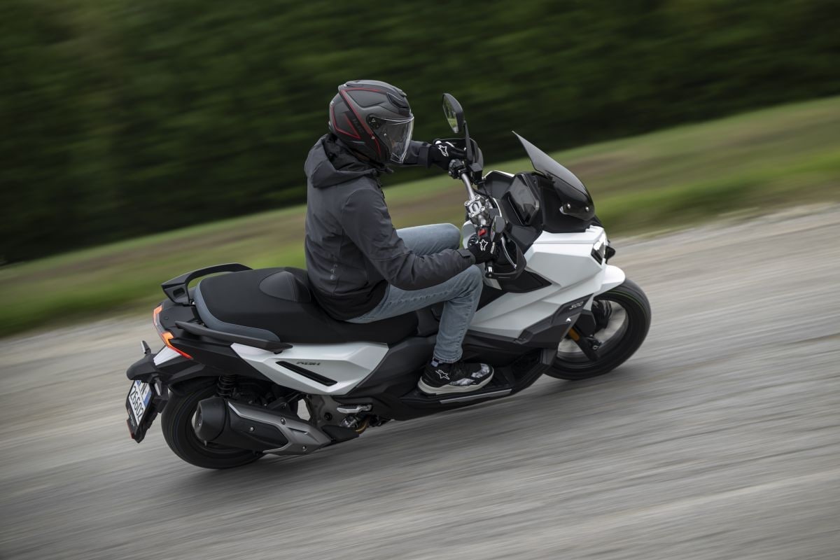 SYM ADX 300: lo scooter adventure che gioca a fare il GT