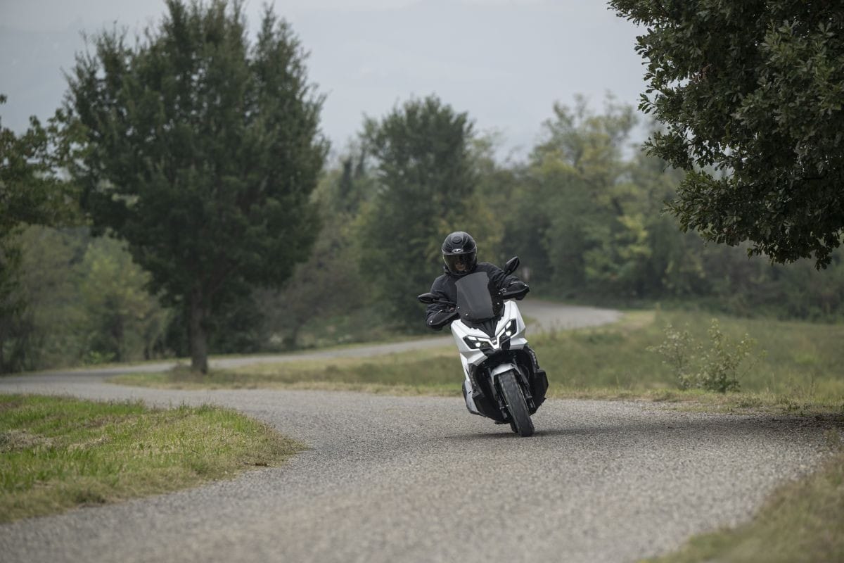 SYM ADX 300: lo scooter adventure che gioca a fare il GT
