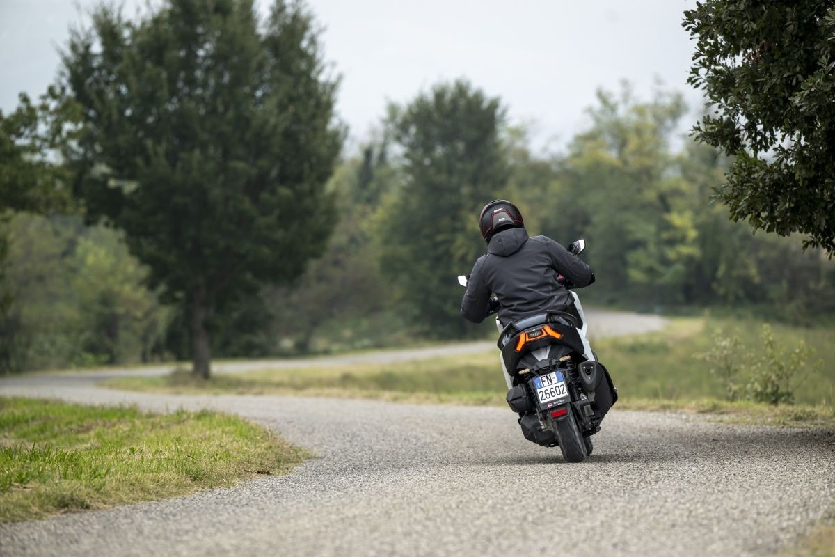 SYM ADX 300: lo scooter adventure che gioca a fare il GT