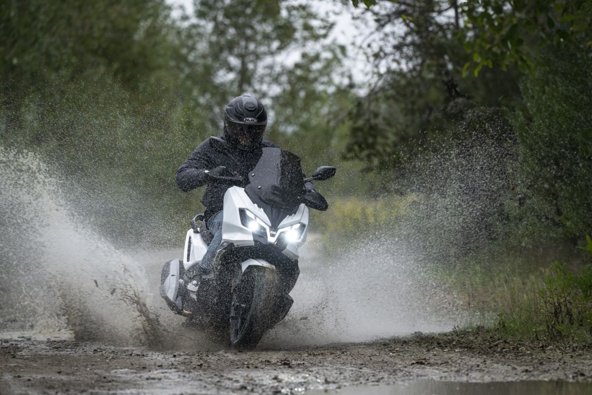 SYM ADX 300: lo scooter adventure che gioca a fare il GT