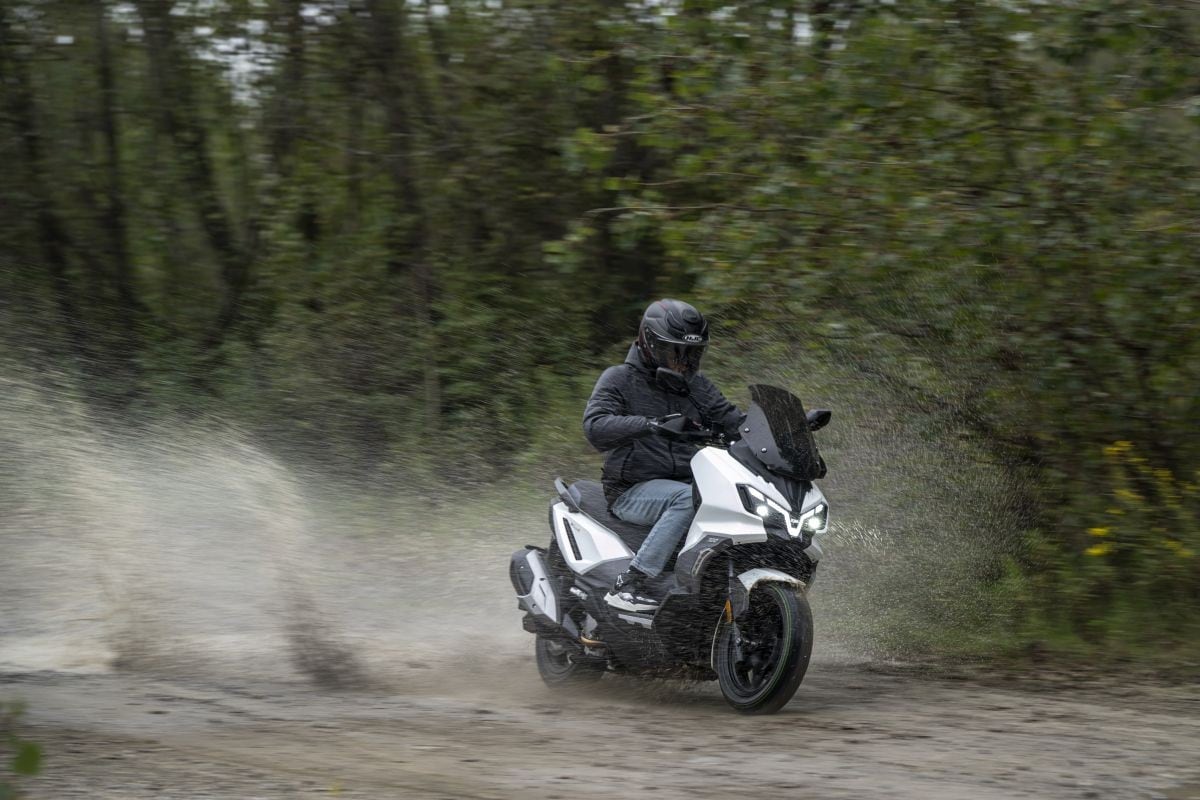 SYM ADX 300: lo scooter adventure che gioca a fare il GT