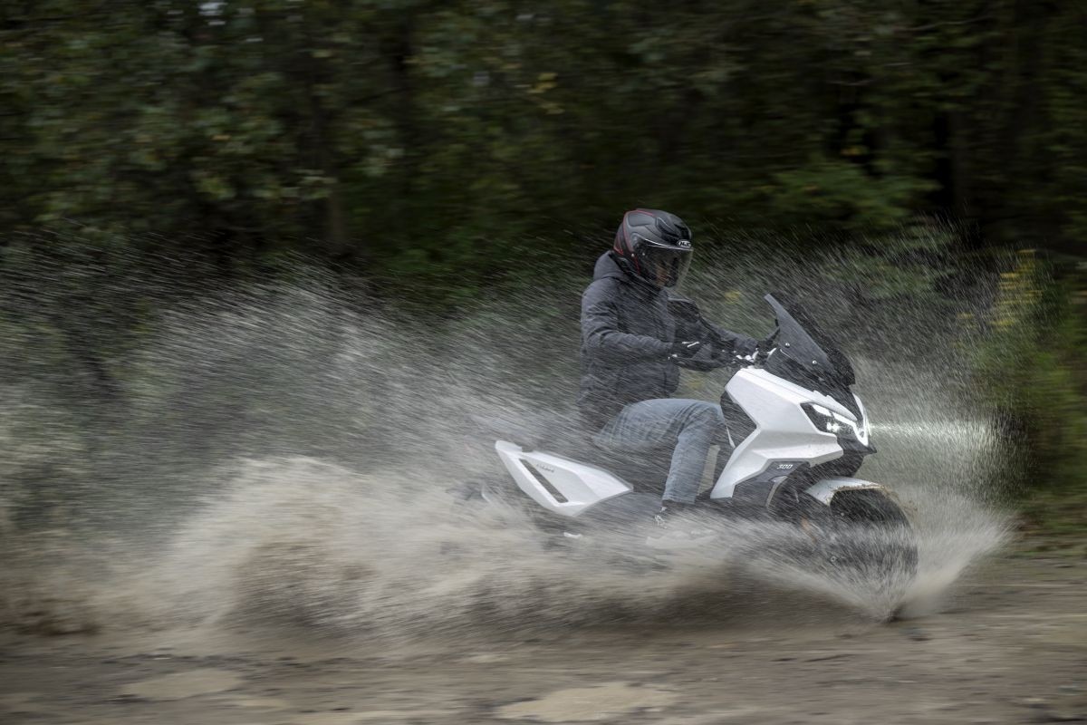 SYM ADX 300: lo scooter adventure che gioca a fare il GT