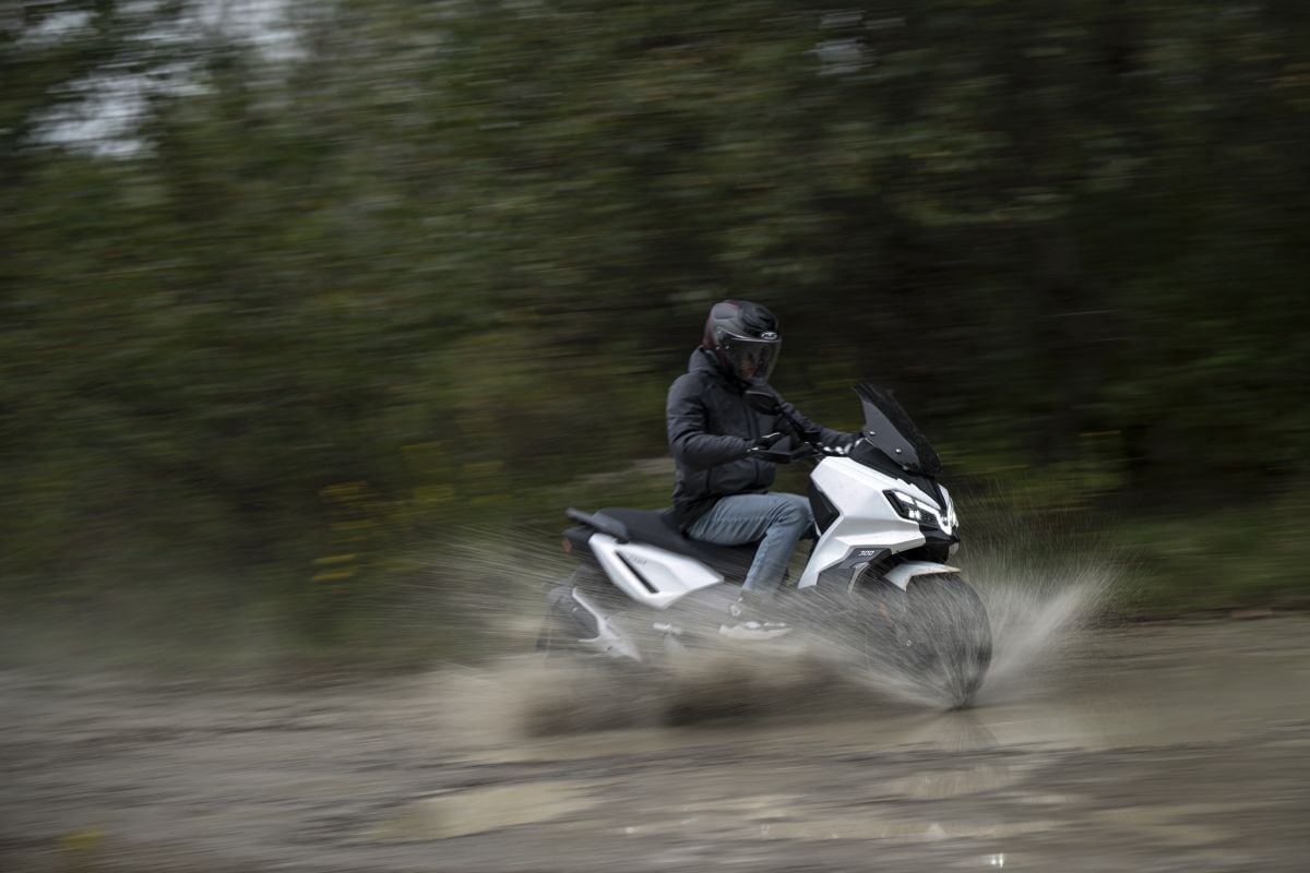 SYM ADX 300: lo scooter adventure che gioca a fare il GT