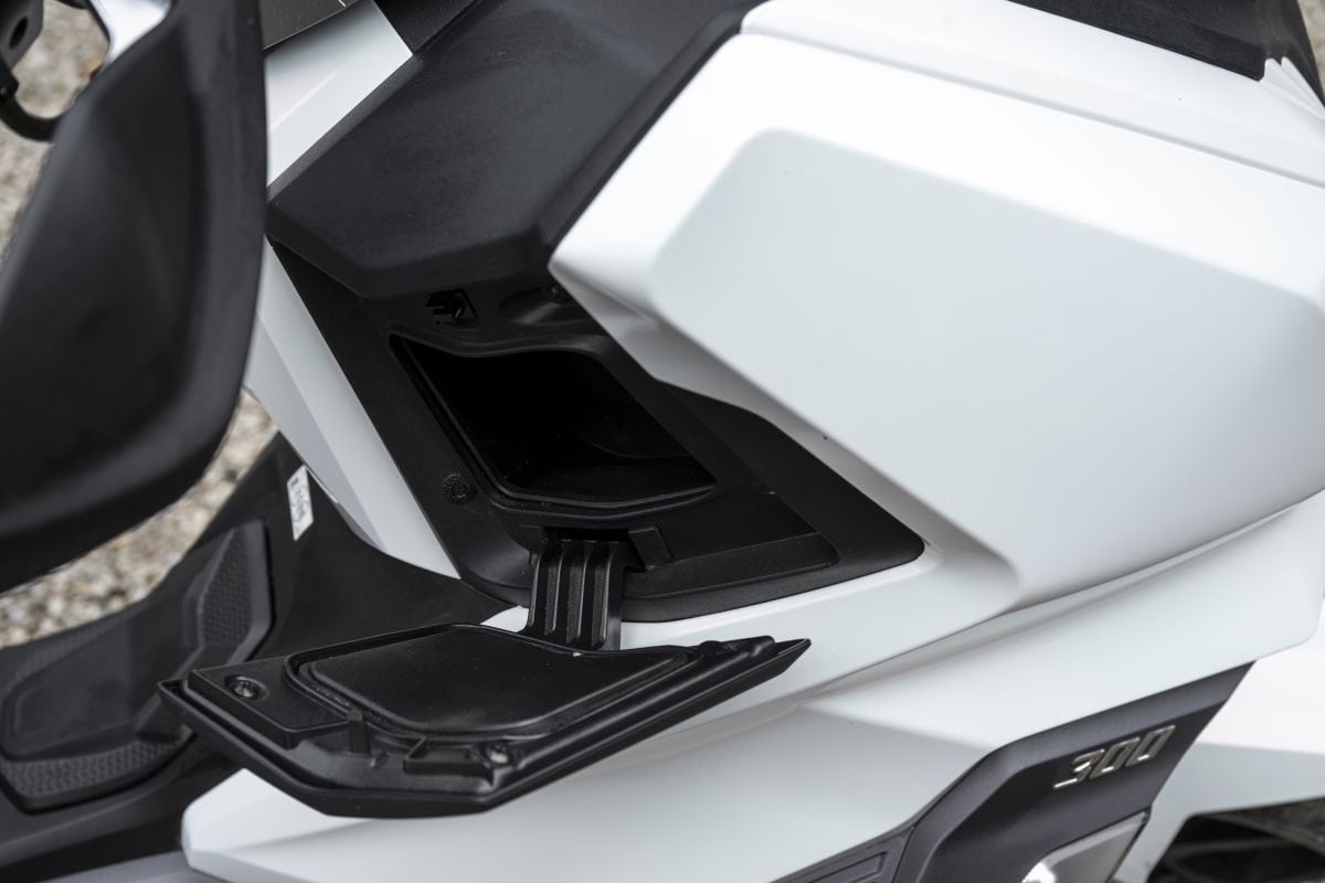 SYM ADX 300: lo scooter adventure che gioca a fare il GT