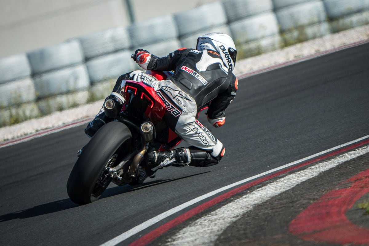 Non c'è il desmo? E chi se ne frega! La Ducati Panigale V2 è una moto spettacolare