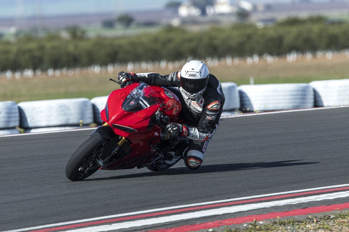 Non c'è il desmo? E chi se ne frega! La Ducati Panigale V2 è una moto spettacolare