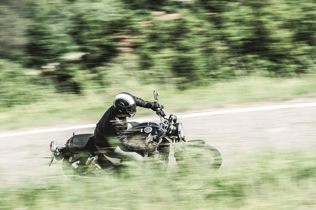 Honda CB1100RS vs Scrambler Ducati 1100 Sport, gomito a gomito