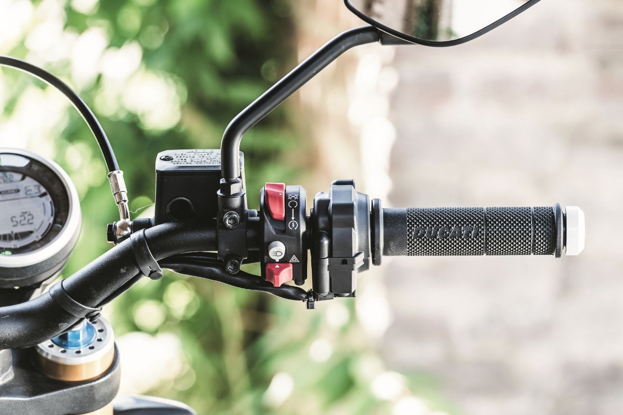 Honda CB1100RS vs Scrambler Ducati 1100 Sport, gomito a gomito