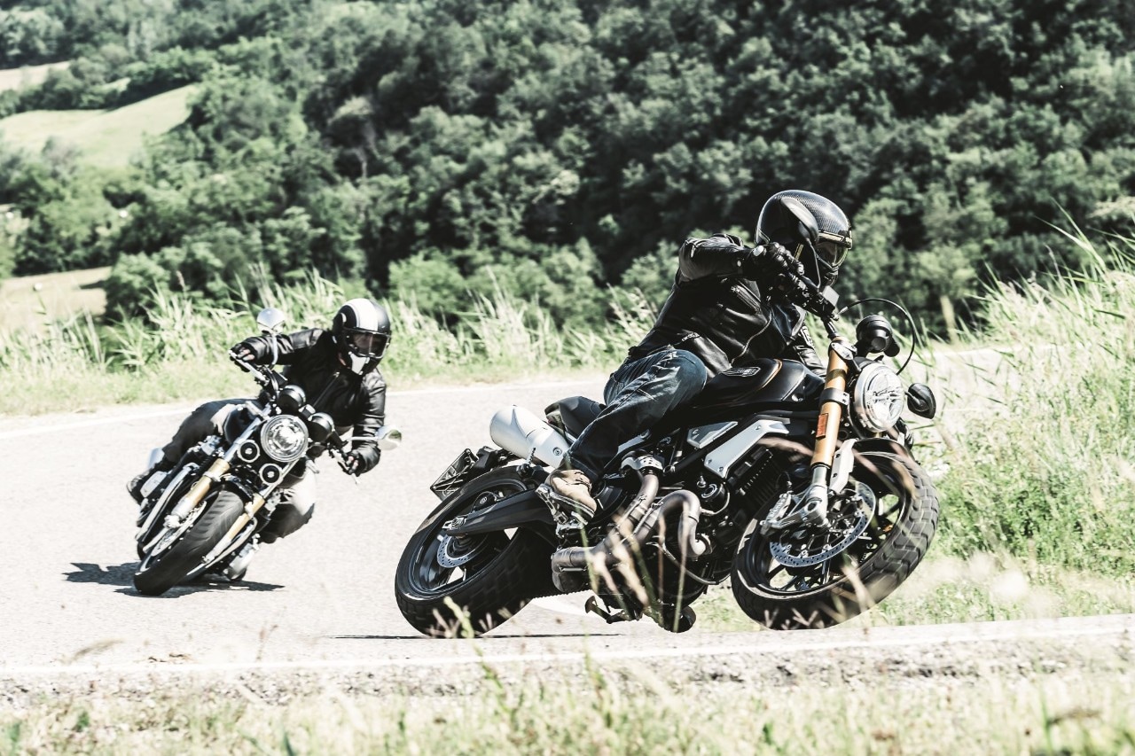 Honda CB1100RS vs Scrambler Ducati 1100 Sport, gomito a gomito