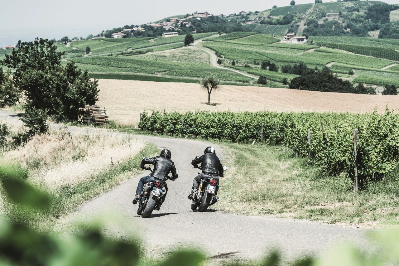 Honda CB1100RS vs Scrambler Ducati 1100 Sport, gomito a gomito