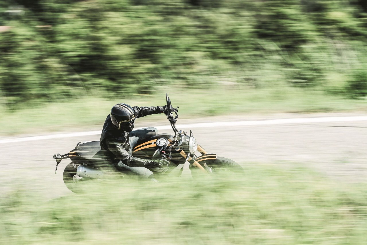 Honda CB1100RS vs Scrambler Ducati 1100 Sport, gomito a gomito