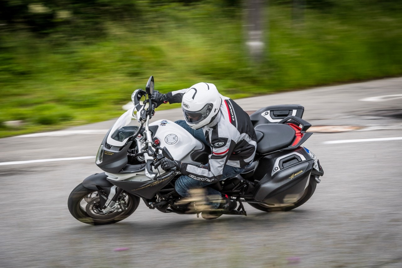 MV Agusta Turismo Veloce 800 Lusso vs Yamaha Tracer 900 GT, in medio stat virtus