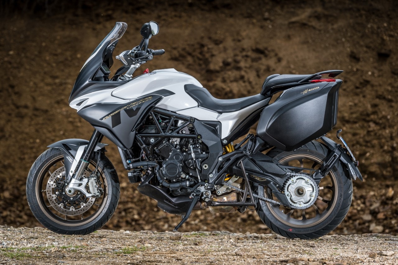 MV Agusta Turismo Veloce 800 Lusso vs Yamaha Tracer 900 GT, in medio stat virtus