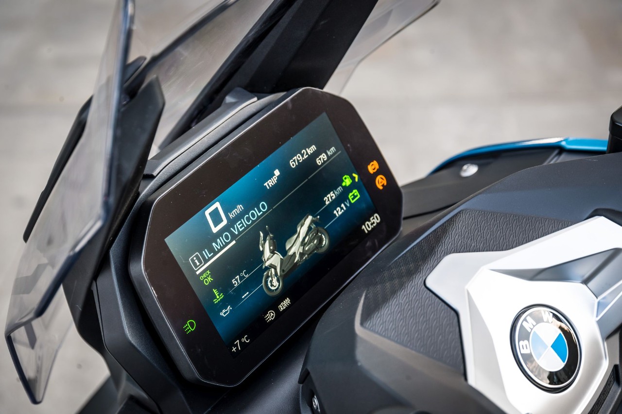 BMW C 400 X vs Kymco Xciting 400i S: middle class