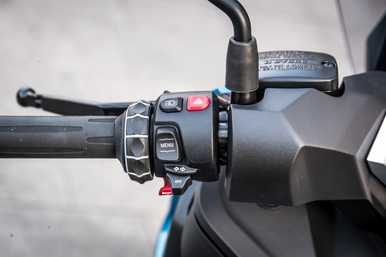 BMW C 400 X vs Kymco Xciting 400i S: middle class