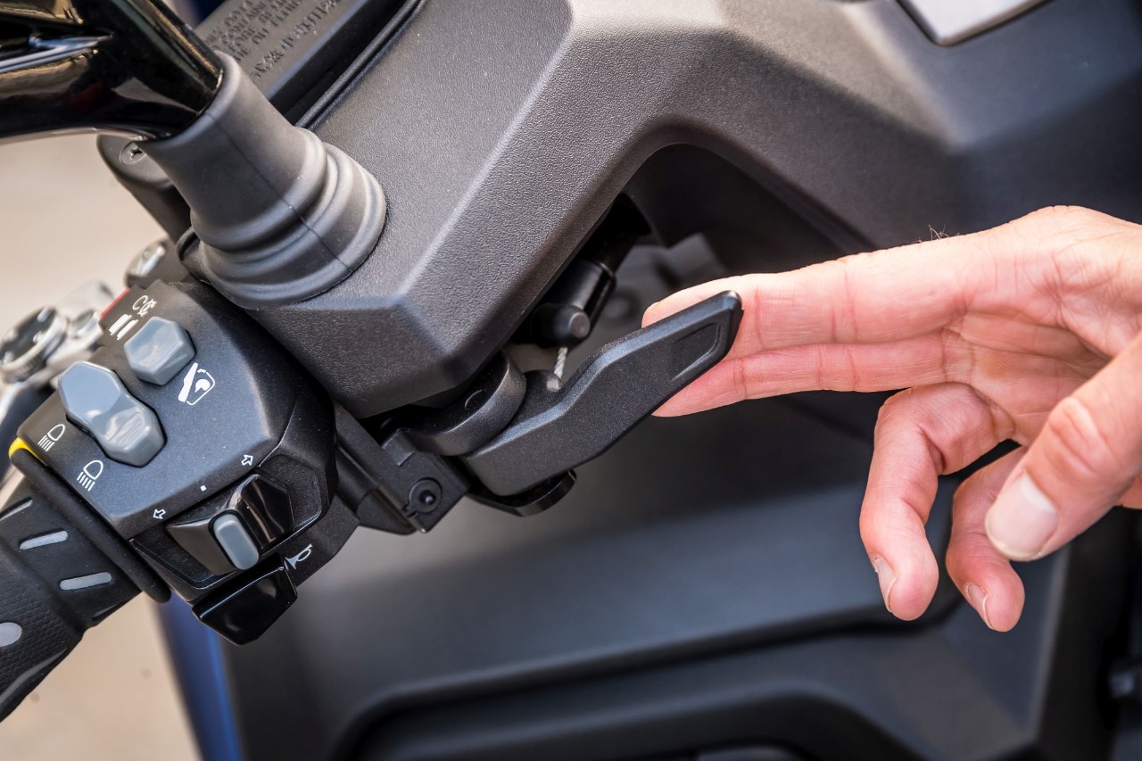 BMW C 400 X vs Kymco Xciting 400i S: middle class