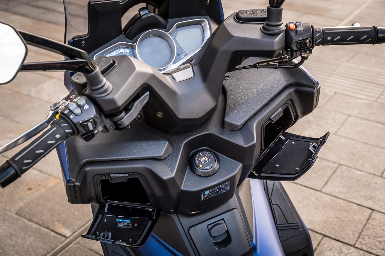 BMW C 400 X vs Kymco Xciting 400i S: middle class