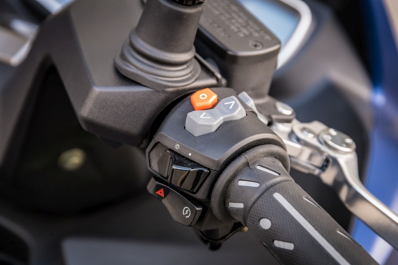 BMW C 400 X vs Kymco Xciting 400i S: middle class