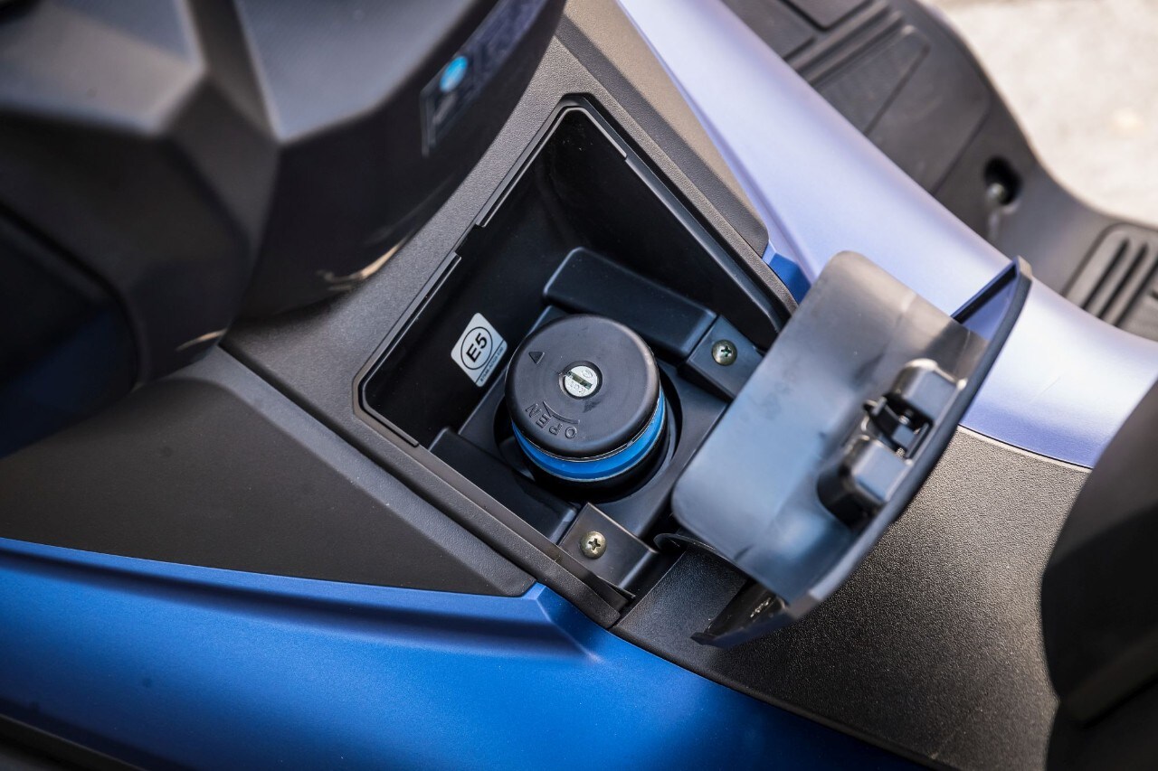 BMW C 400 X vs Kymco Xciting 400i S: middle class