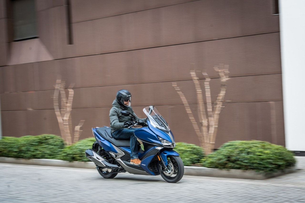 BMW C 400 X vs Kymco Xciting 400i S: middle class