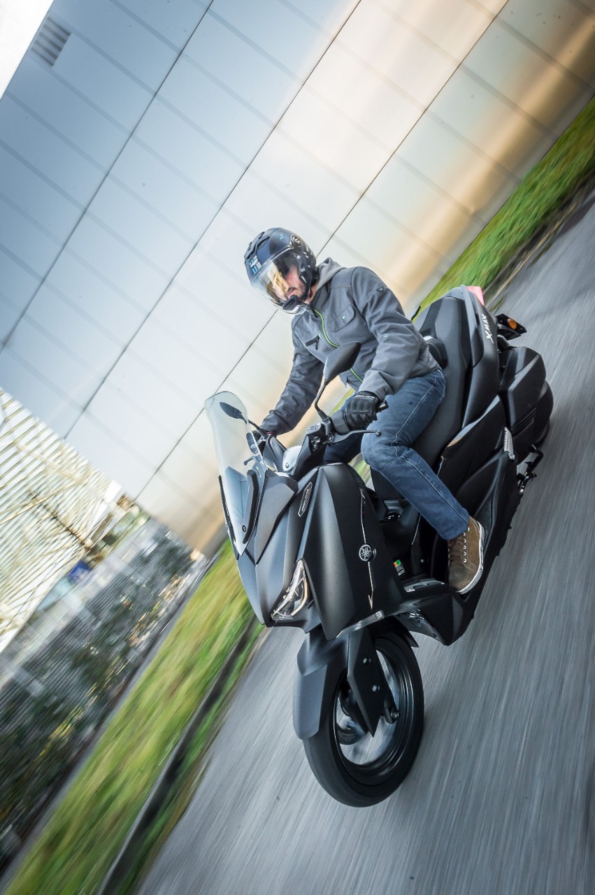 Honda Forza 300 Deluxe vs Yamaha XMAX 300 Iron Max: pronti a tutto