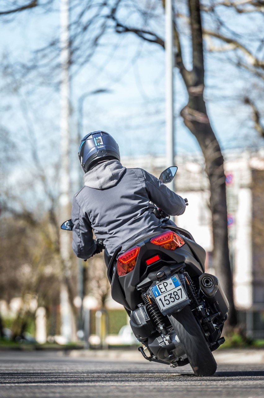 Honda Forza 300 Deluxe vs Yamaha XMAX 300 Iron Max: pronti a tutto