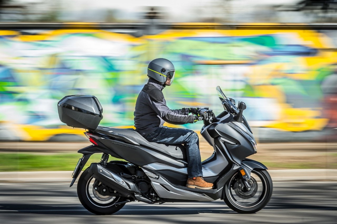Honda Forza 300 Deluxe vs Yamaha XMAX 300 Iron Max: pronti a tutto