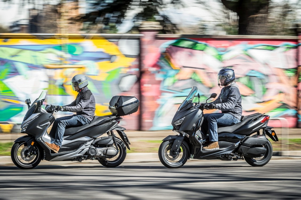 Honda Forza 300 Deluxe vs Yamaha XMAX 300 Iron Max: pronti a tutto