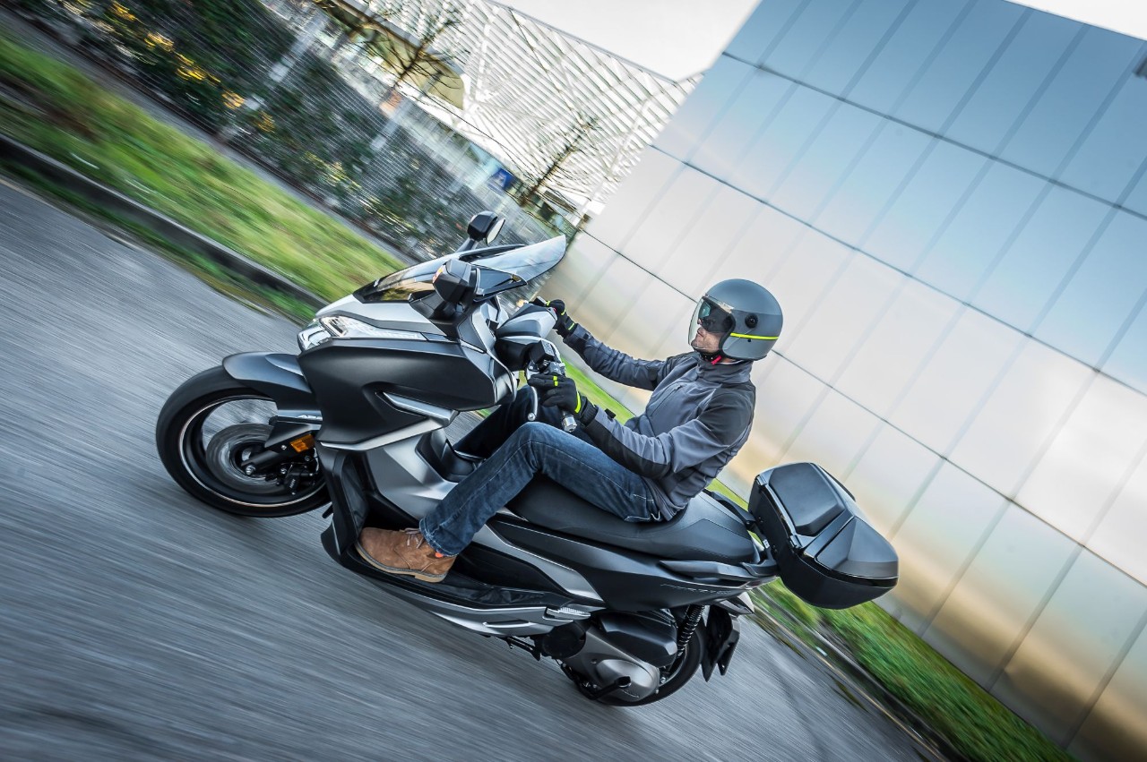 Honda Forza 300 Deluxe vs Yamaha XMAX 300 Iron Max: pronti a tutto