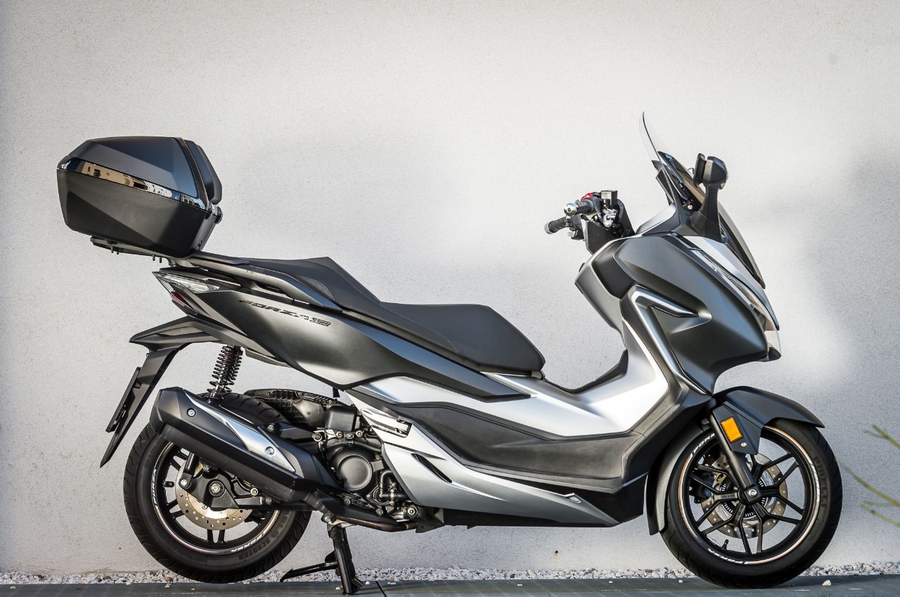 Honda Forza 300 Deluxe vs Yamaha XMAX 300 Iron Max: pronti a tutto