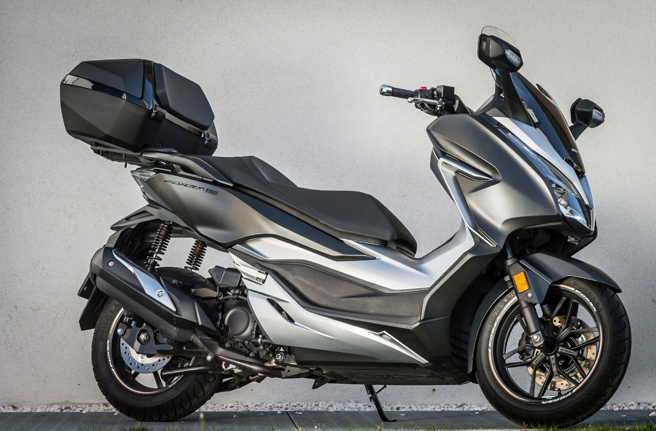 Honda Forza 300 Deluxe vs Yamaha XMAX 300 Iron Max: pronti a tutto