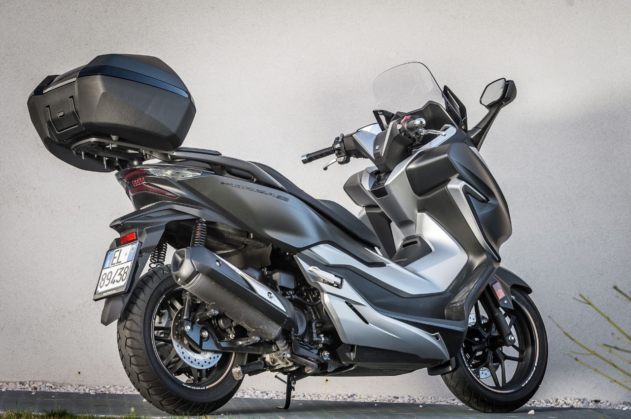 Honda Forza 300 Deluxe vs Yamaha XMAX 300 Iron Max: pronti a tutto