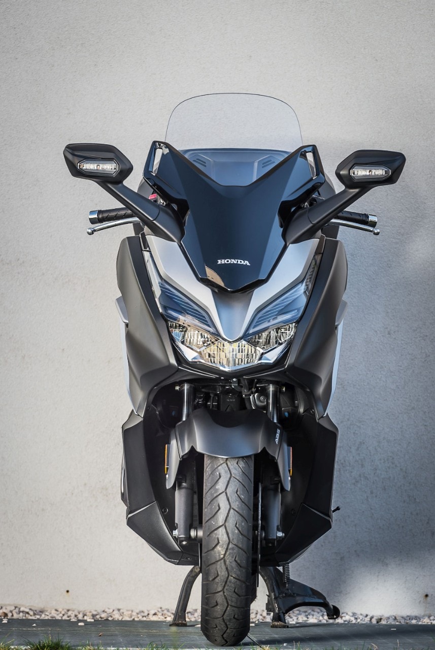 Honda Forza 300 Deluxe vs Yamaha XMAX 300 Iron Max: pronti a tutto
