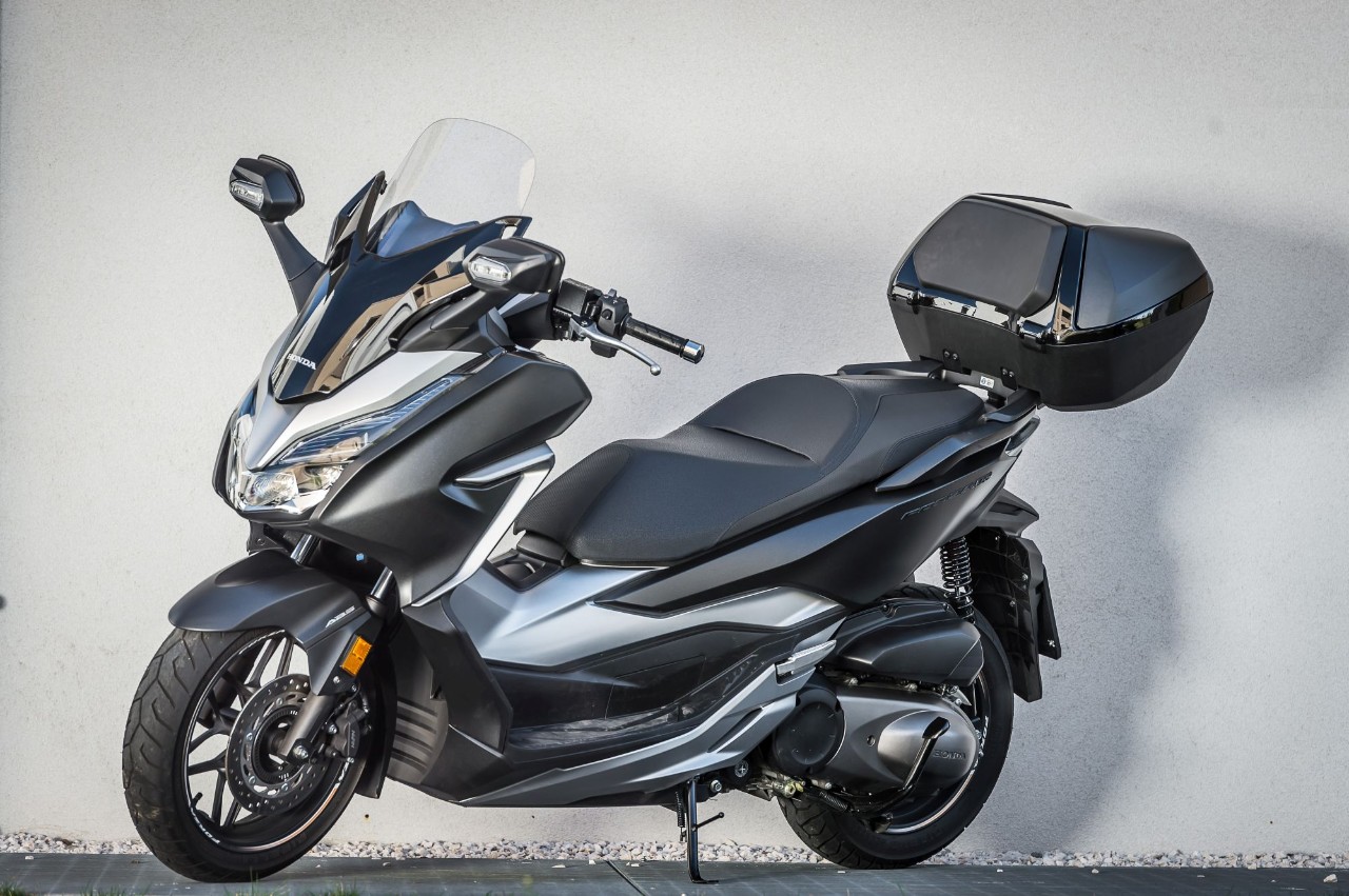 Honda Forza 300 Deluxe vs Yamaha XMAX 300 Iron Max: pronti a tutto