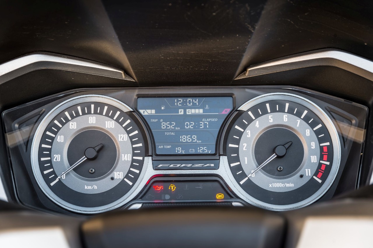 Honda Forza 300 Deluxe vs Yamaha XMAX 300 Iron Max: pronti a tutto