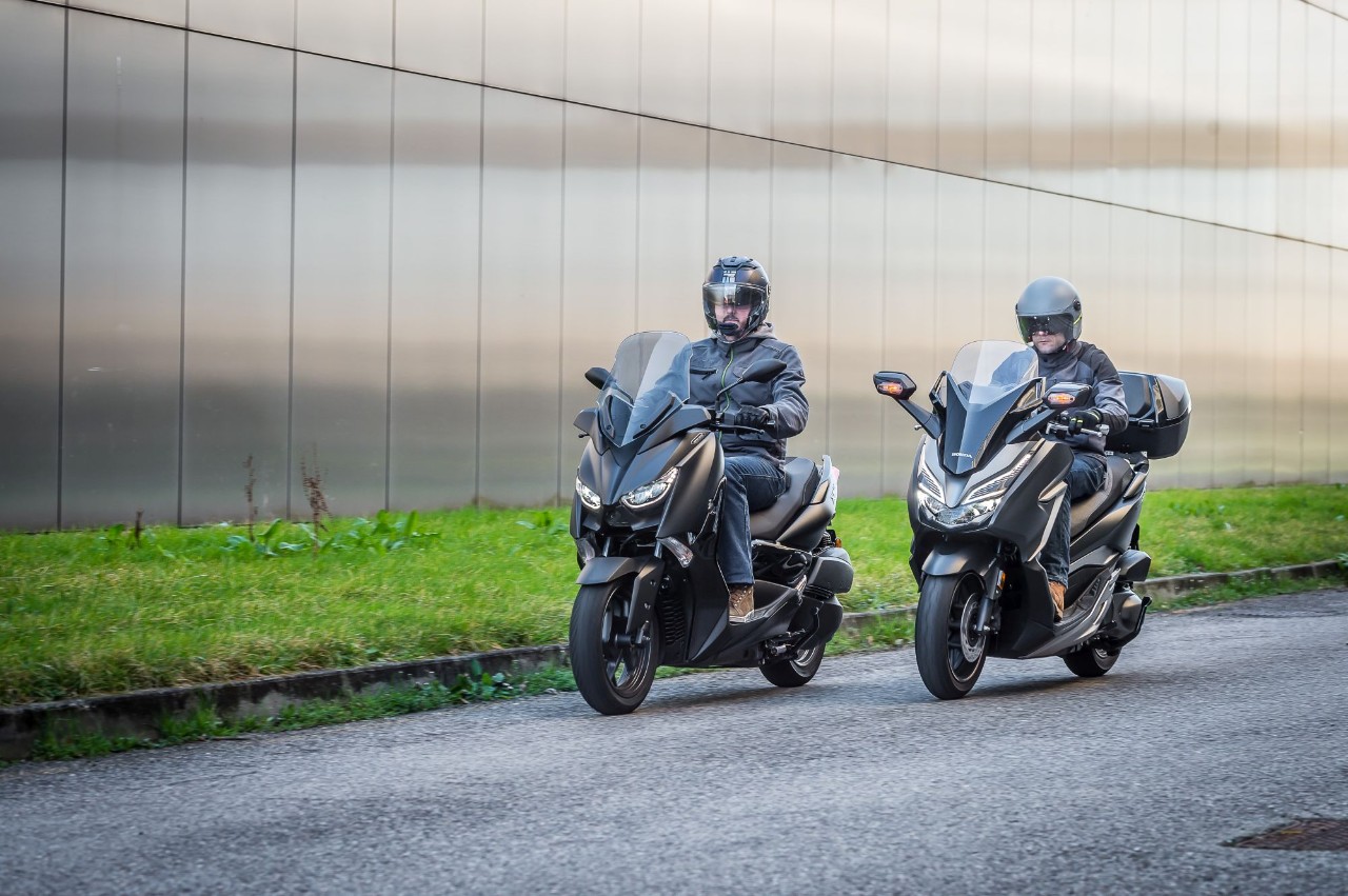 Honda Forza 300 Deluxe vs Yamaha XMAX 300 Iron Max: pronti a tutto