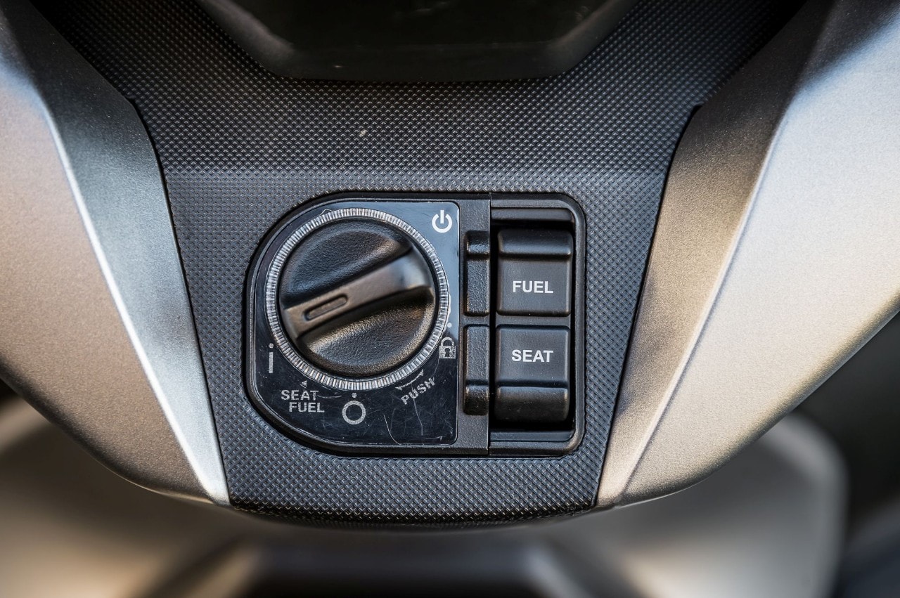 Honda Forza 300 Deluxe vs Yamaha XMAX 300 Iron Max: pronti a tutto