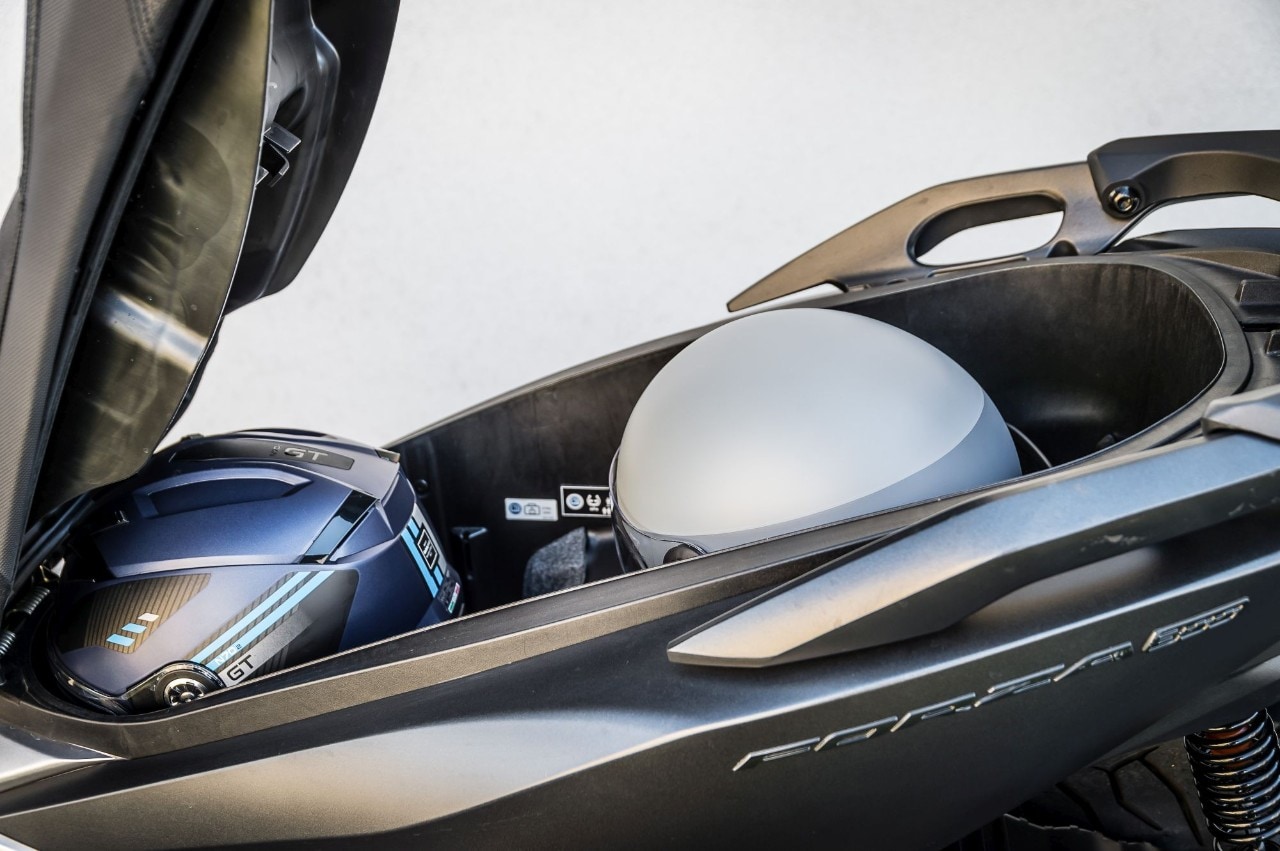 Honda Forza 300 Deluxe vs Yamaha XMAX 300 Iron Max: pronti a tutto