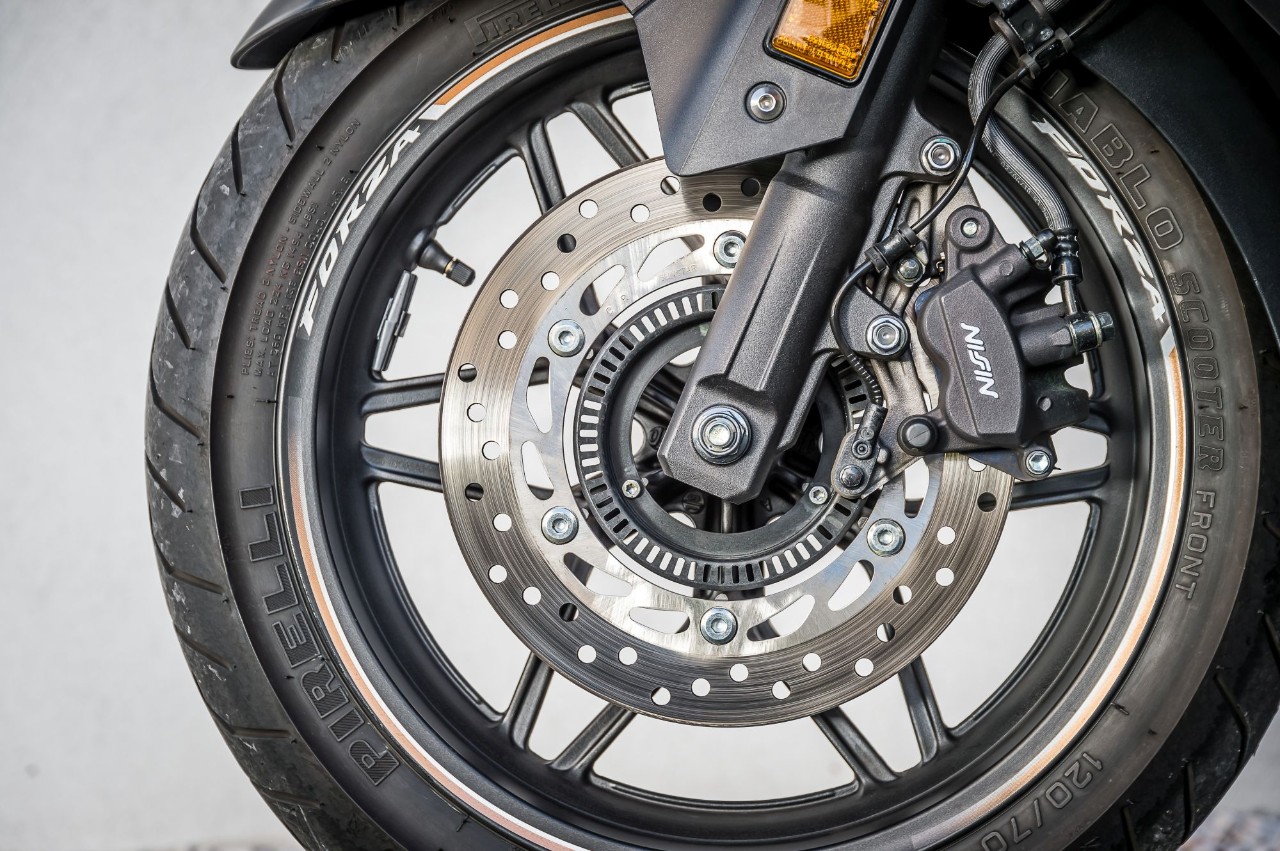 Honda Forza 300 Deluxe vs Yamaha XMAX 300 Iron Max: pronti a tutto